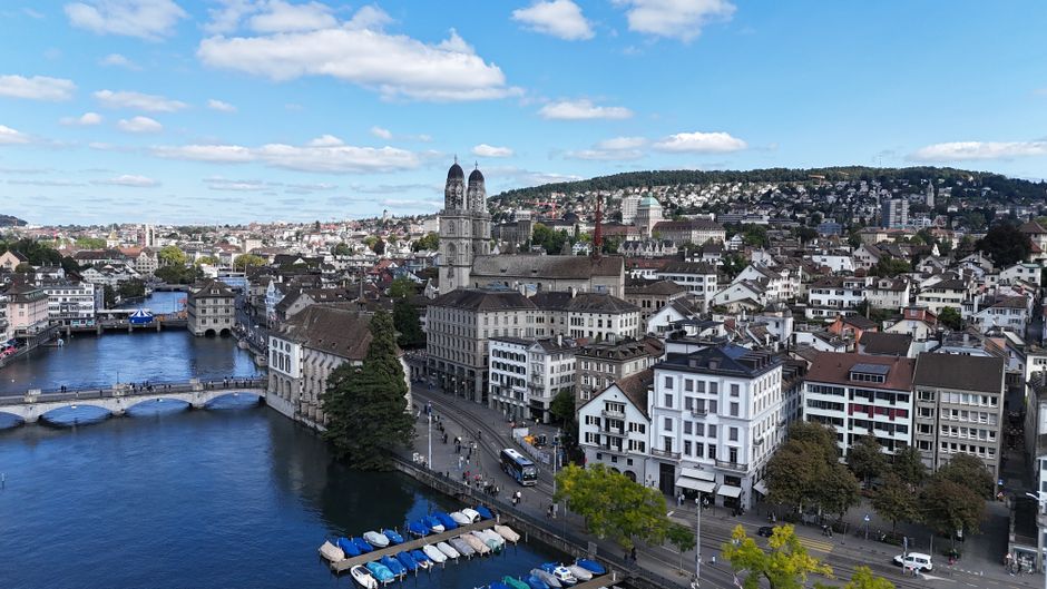 Zürich Altstadt rejtett sikátorai sétatérkép tippekkel – Zurich Lindenhof viewpoint panoramic view Limmat river