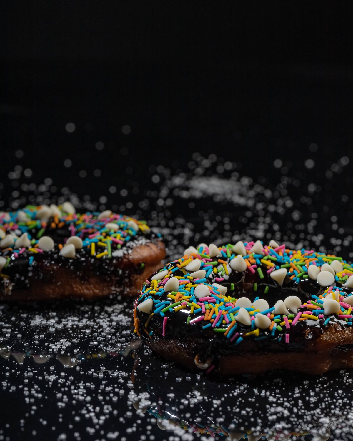 Schokoladendoughnuts mit Garnitur