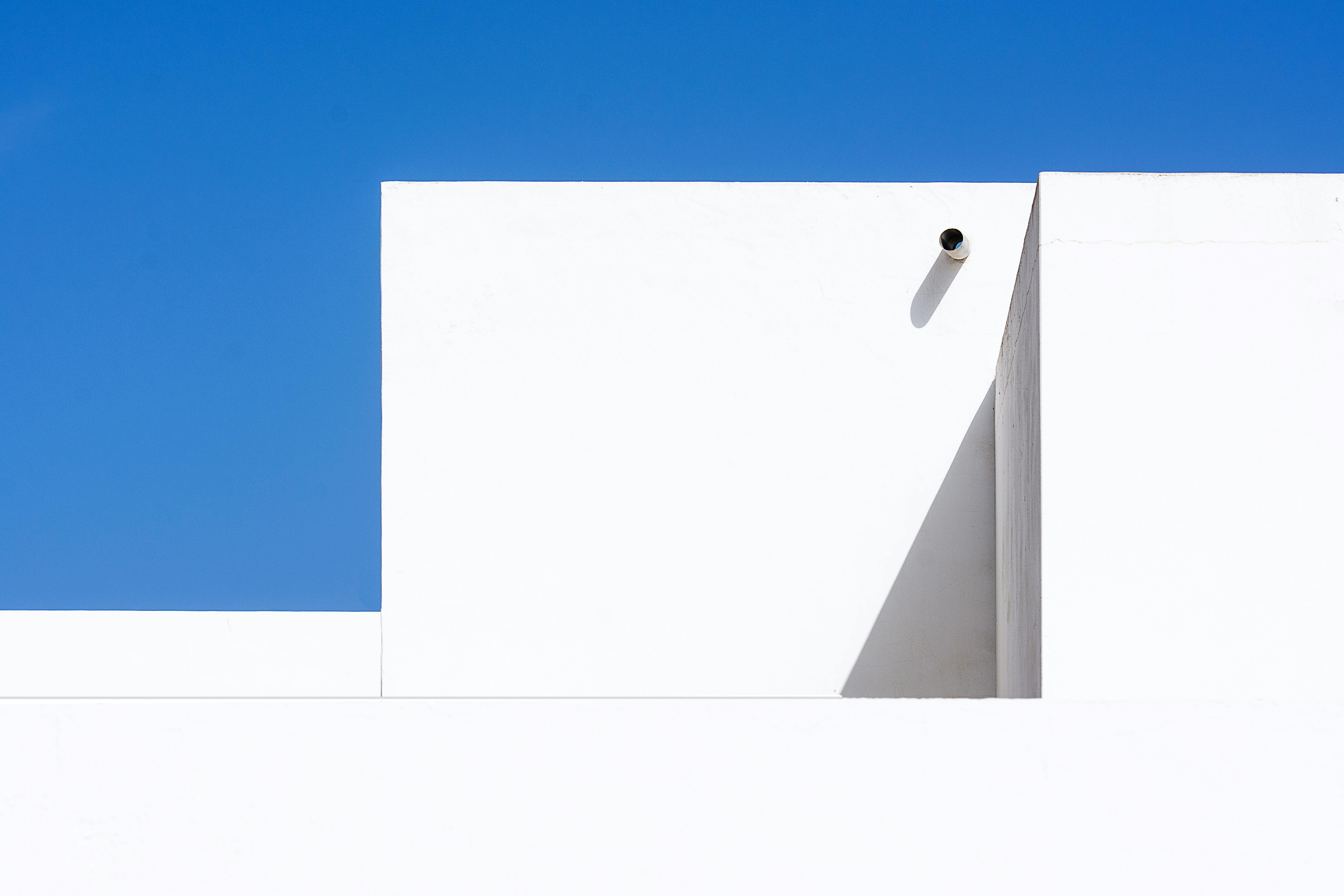 De franc Arquitectura Blanca Minimalista Abstracta Contra El Cel Blau Foto d'estoc