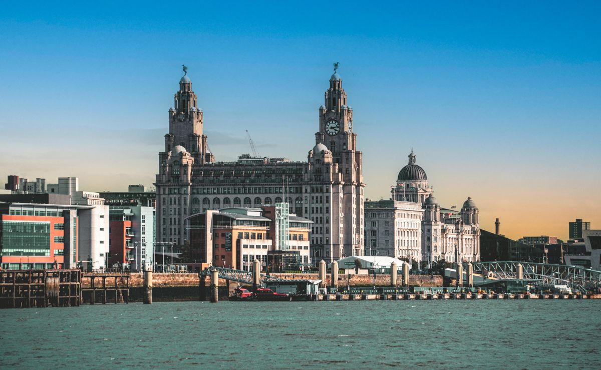 Faleza raului Mersey la apus, cu Royal Liver Building