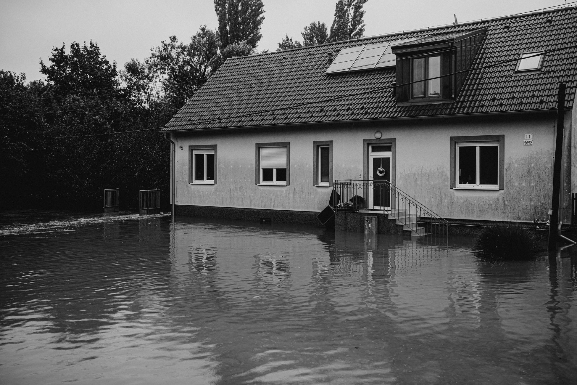 Rioolwater spuit keuken in bij inwoner tijdens kaarten