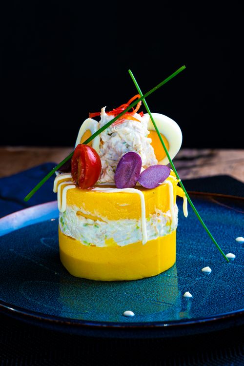 Free Elegant culinary presentation with vibrant vegetables on a stylish plate. Stock Photo