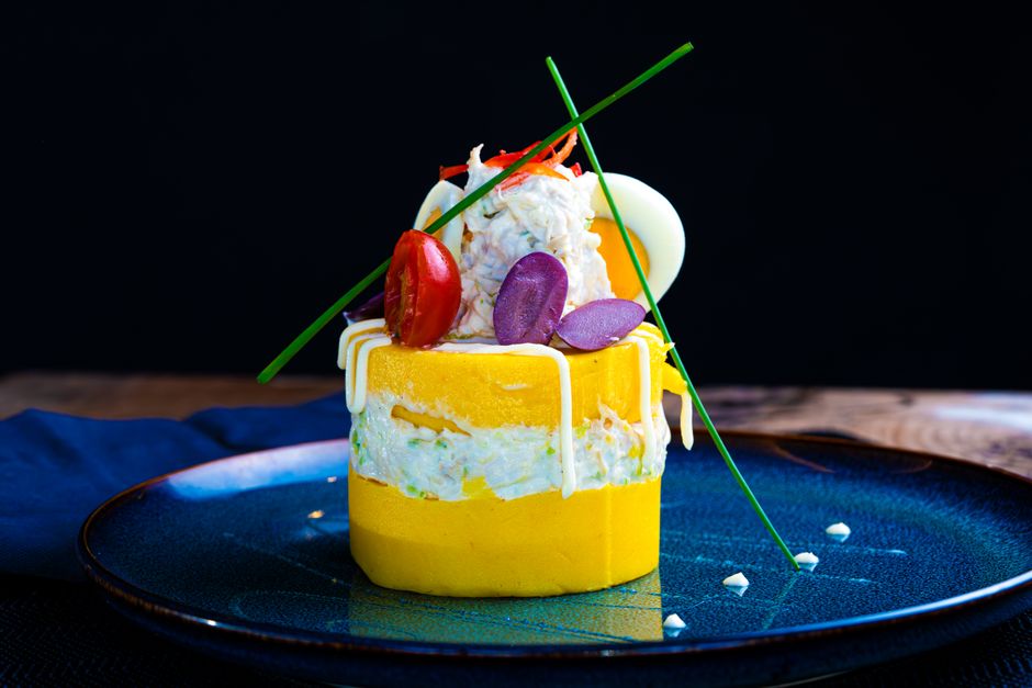 papa rellena peruana cortada mostrando recheio de carne