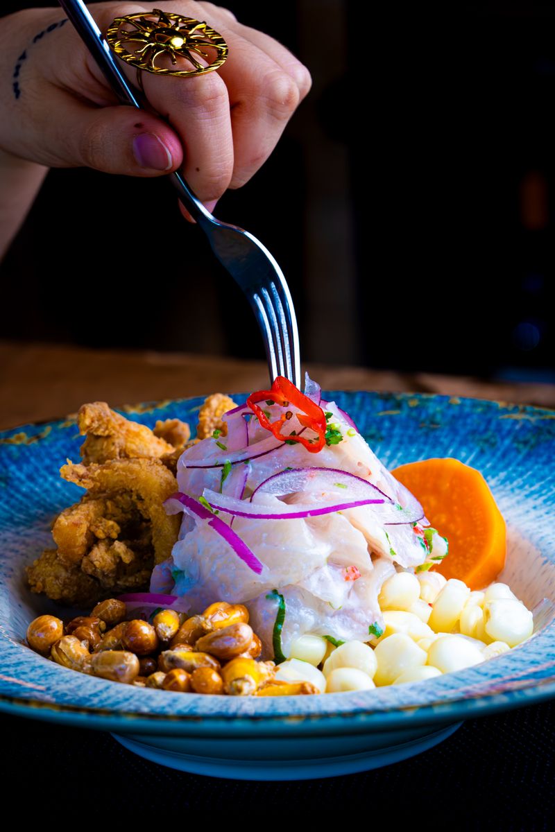Ceviche fresco recien preparado con pescado, choclo y camote