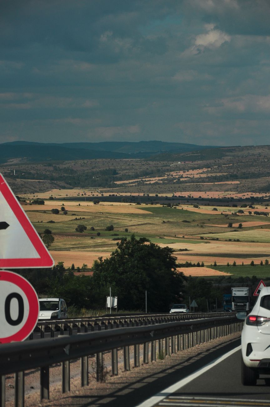 Límites de Velocidad en España: Guía Completa por Tipo de Vía y Zona
