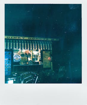 一家复古甜甜圈店的怀旧夜间街景被宝丽来拍摄了下来