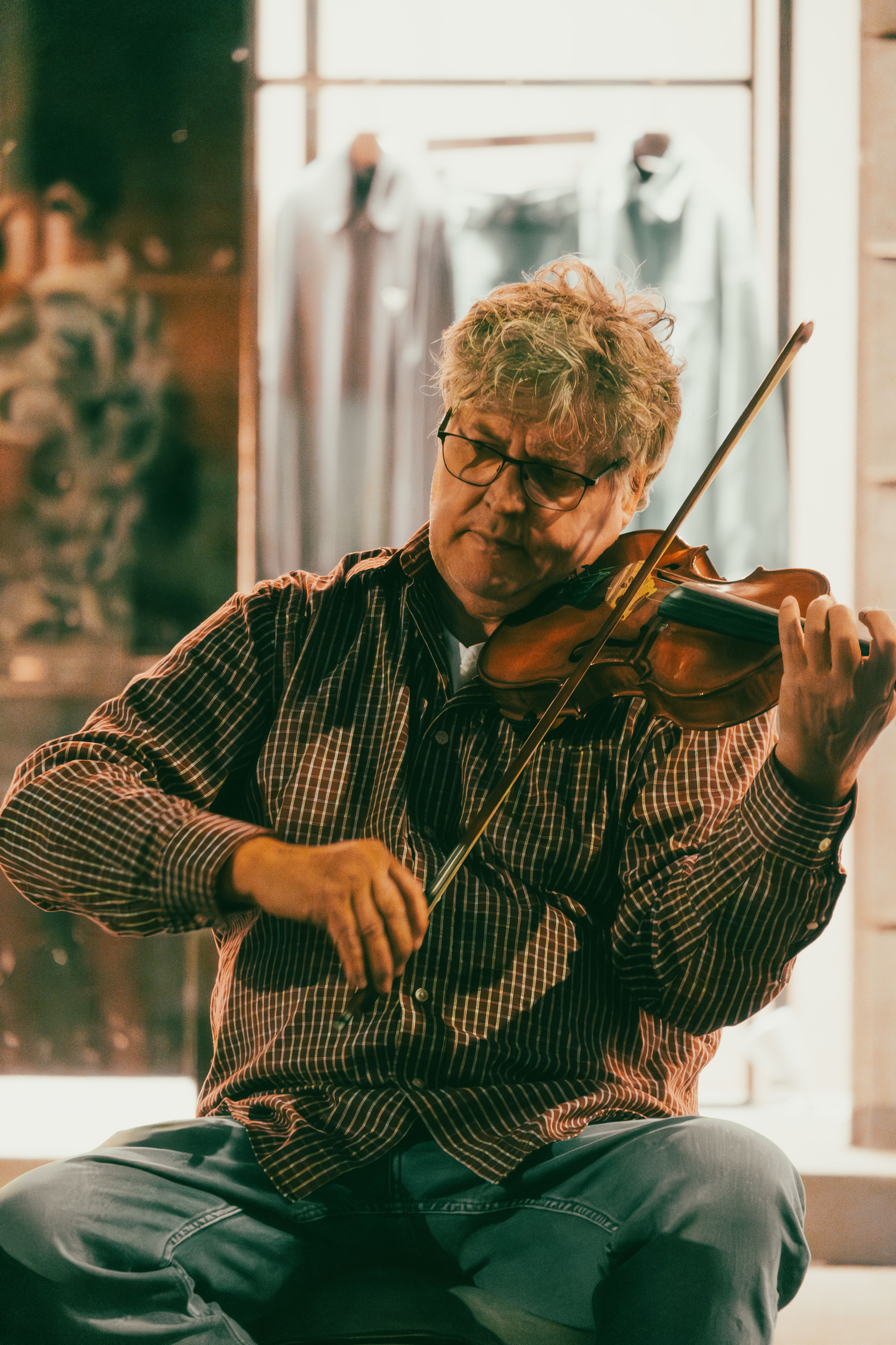 Captivating street performance of a violinist in Bucharest, Romania.
