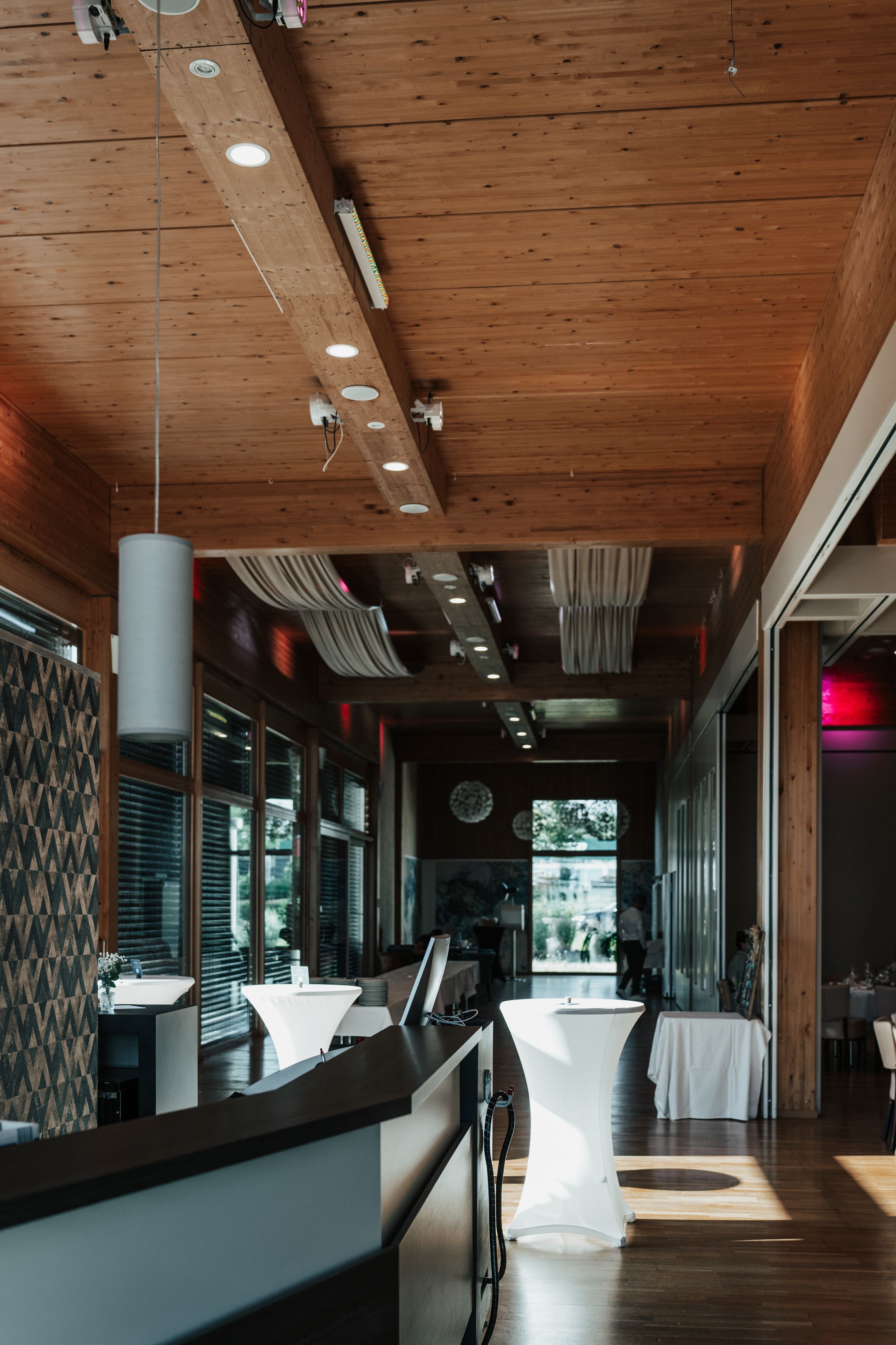 Restaurante contemporâneo com madeira e mobiliário por medida.