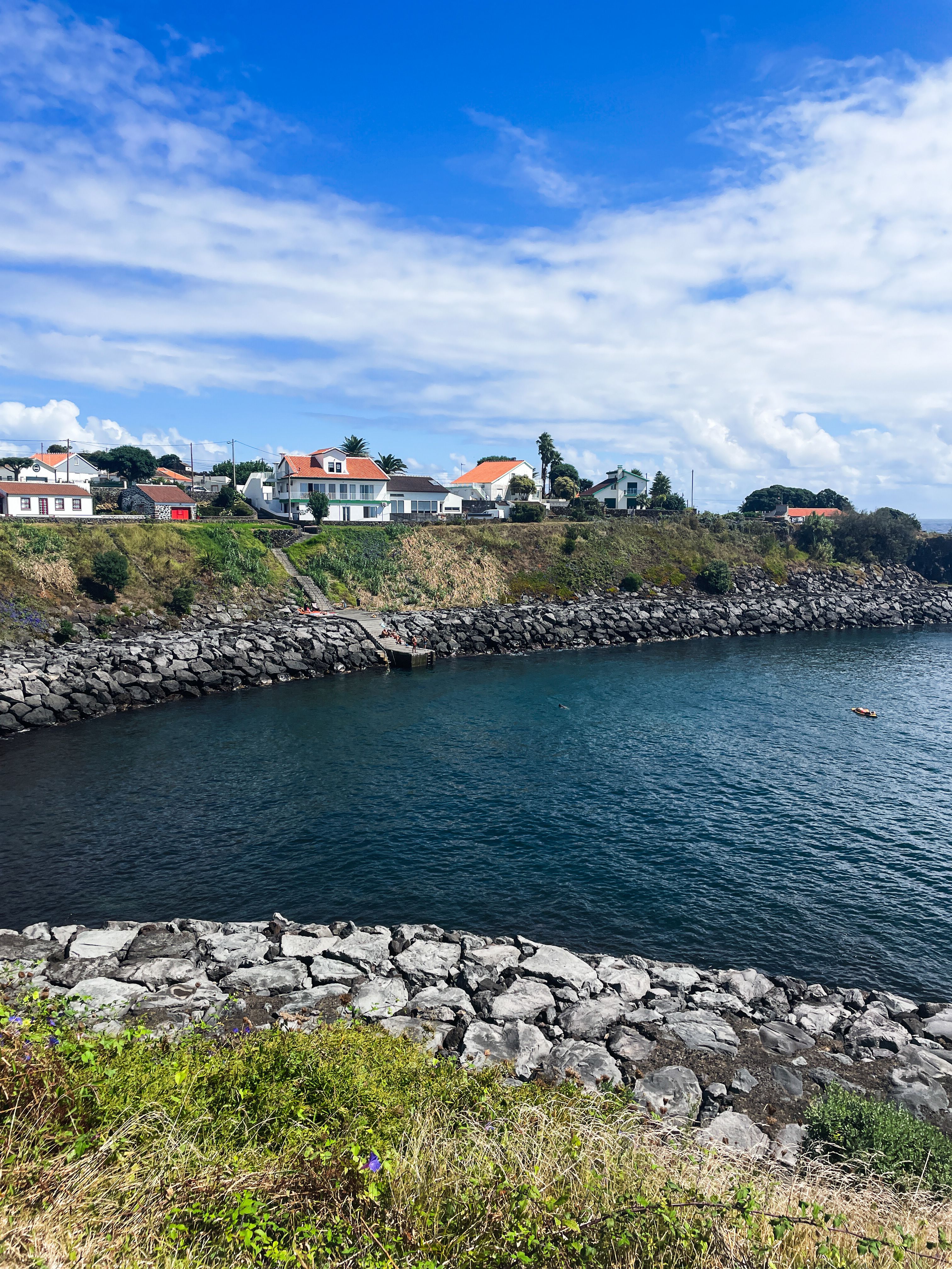 Charming Coastal Village Overlooking the Ocean · Free Stock Photo