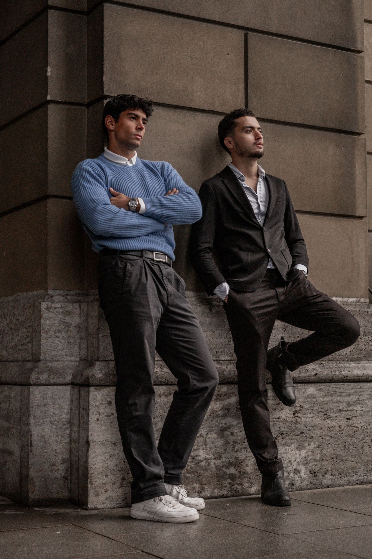 Nam mặc business casual với sơ mi và chinos tại môi trường văn phòng