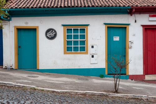 Free Charming colonial architecture in Sabará, Brazil, featuring vibrant teal and red doors. Stock Photo