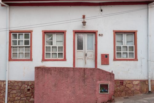 Free Charming colonial facade of a historic house in Sabará, showcasing traditional architecture and details. Stock Photo