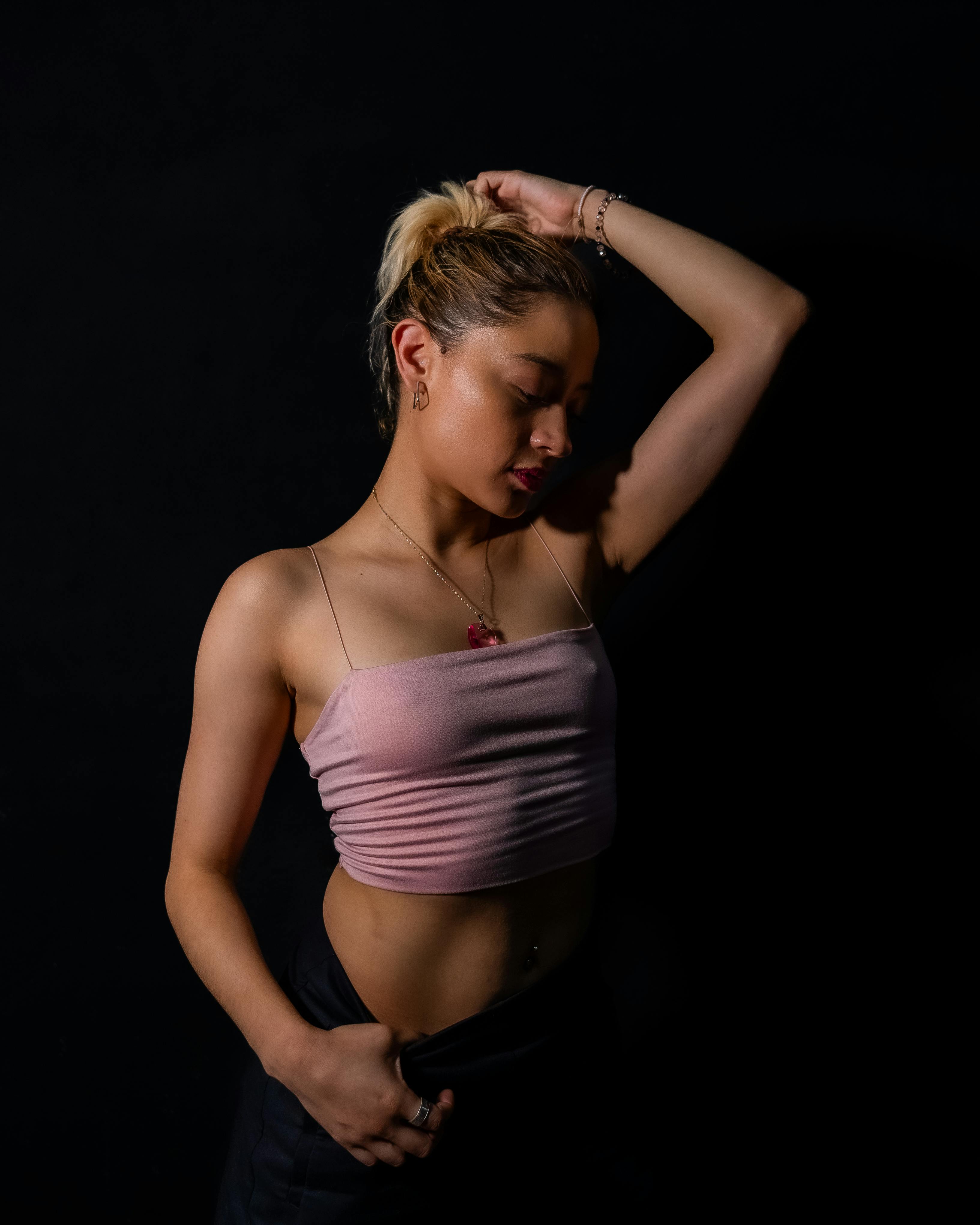 gratis Elegant Portret Van Een Vrouw Met Sierlijke Pose Stockfoto