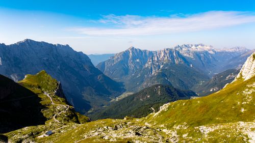 Free Explore the stunning mountain ranges and lush valleys under clear blue skies. Stock Photo