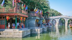 北京颐和园的传统建筑与充满活力的场景