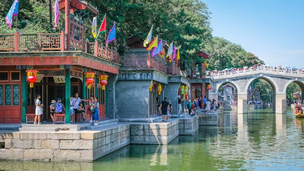 北京颐和园的传统建筑与充满活力的场景