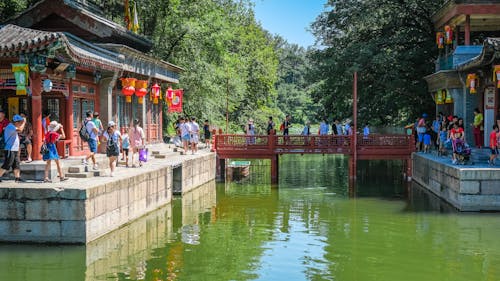 Personnes Visitant Une Destination Touristique Au Bord De La Rivière