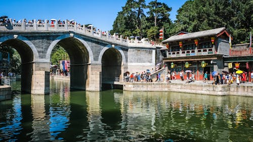 Un Pont Sur Une Rivière Pleine De Gens