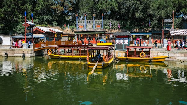 在北京风景优美的水道，乘传统船只探索，捕捉充满活力的建筑魅力