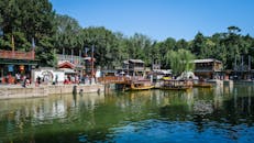 夏季，游客将乘坐传统船只一览北京历史悠久的水镇风光