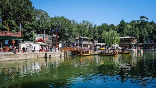 夏季，游客将乘坐传统船只一览北京历史悠久的水镇风光