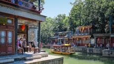 在北京的一个中国传统建筑小镇，可以沿着运河乘船游览