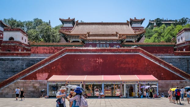 在北京的一座中国传统寺庙里，游客可以探索建筑之美和文化遗产