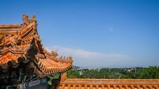 北京蔚蓝的天空下，传统的中国屋顶映衬着复杂的细节