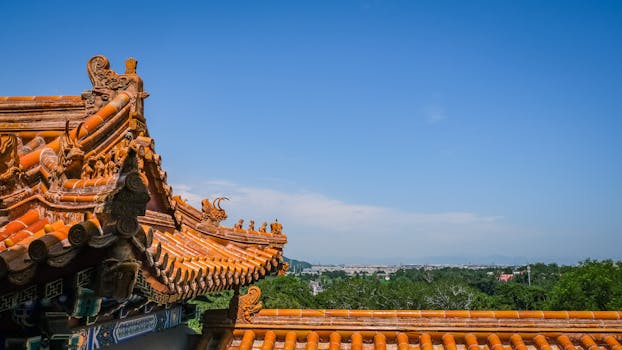 北京蔚蓝的天空下，传统的中国屋顶映衬着复杂的细节