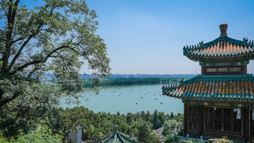 Bangunan Beton Warna Warni Dengan Pemandangan Danau Menunjukkan Desain Arsitektur Yang Berbeda Dari Cina Kuno