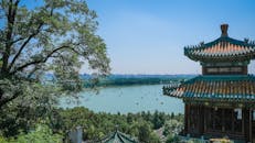 北京颐和园风景秀丽，拥有中国传统建筑和宁静的湖泊