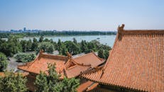 北京的传统屋顶与湖泊风景