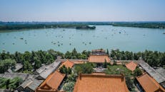 从空中俯瞰，中国北京有一座历史悠久的宫殿，宫内有湖泊和船只