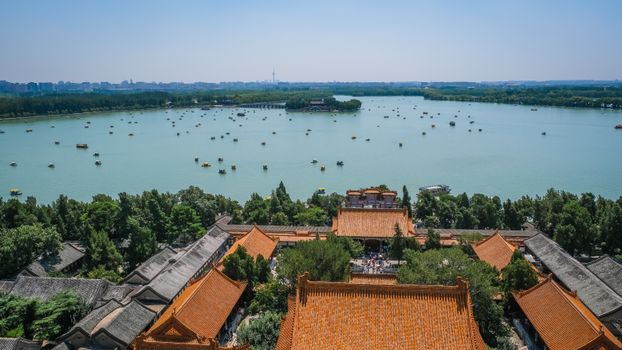 从空中俯瞰，中国北京有一座历史悠久的宫殿，宫内有湖泊和船只
