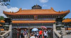 颐和园的生动景色向游客展现了中国传统建筑