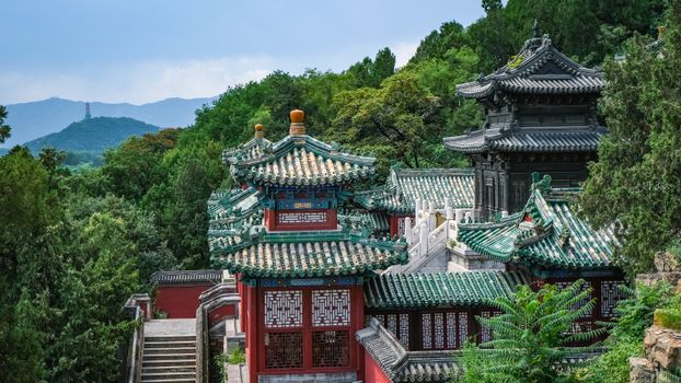 郁郁葱葱的绿树映衬下，北京的中国传统建筑显得格外宁静