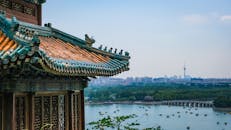 位于中国北京的优雅建筑，拥有城市天际线和湖景