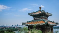 在清澈的蓝天下，北京的一座传统展馆可见城市天际线