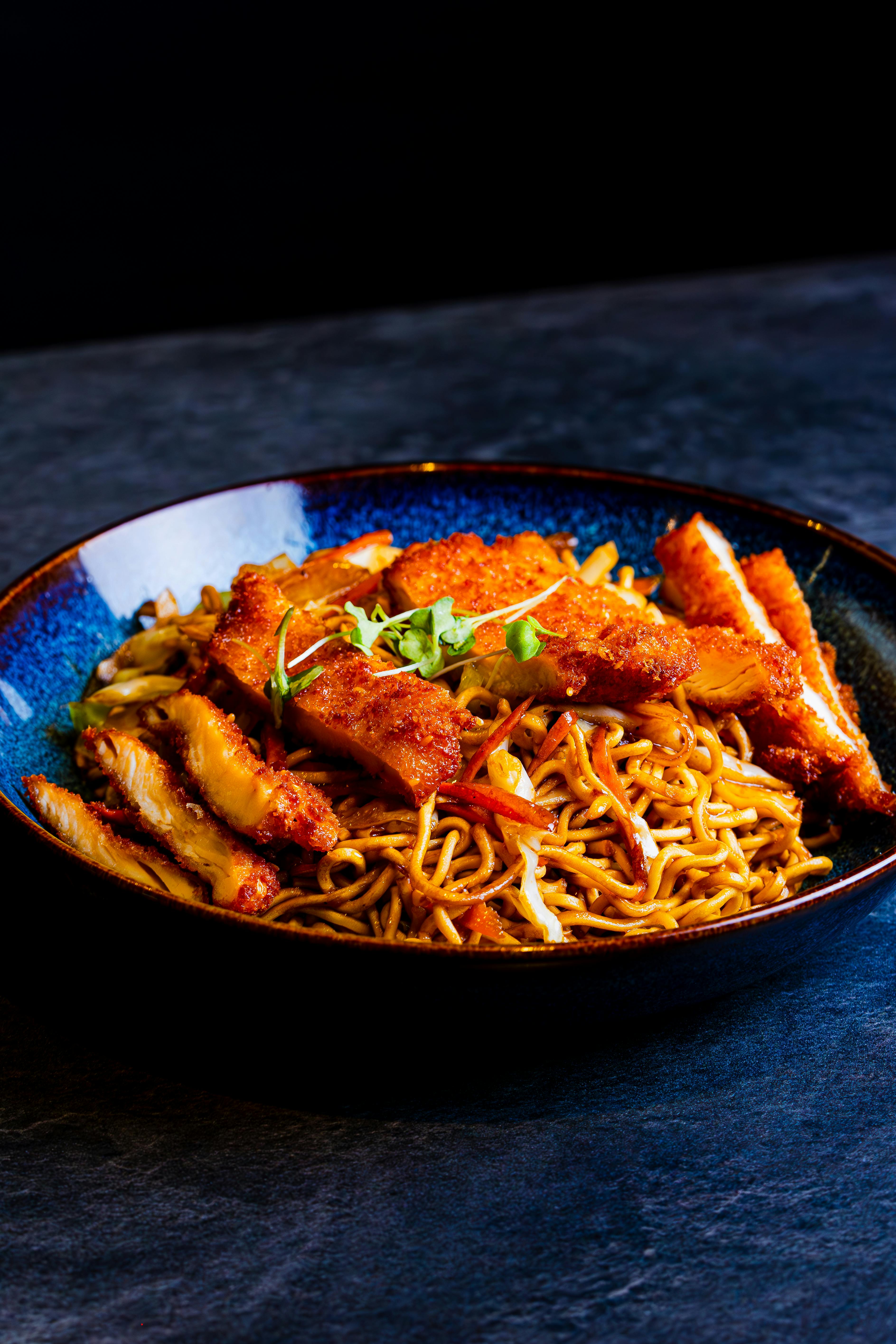 Kom met noedels en krokante kip