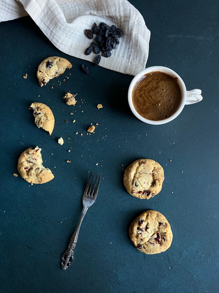 Flat lay of coffee and cookies on a dark surface, photo by Nezahat &Ccedil;i&ccedil;ek on Pexels
