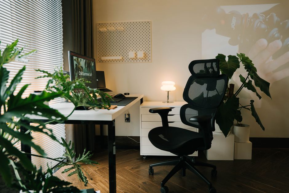 A Standing Desk for the Modern Bachelor Pad: 5 Essentials for a Stress-Free Workspace Modern standing desk options for a bachelor pad office setup