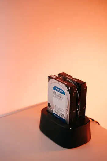 Sauvegarde informatique : votre entreprise pourrait-elle réellement récupérer ses données ? 1 Disque dur externe sur station d’accueil, utilisé pour un test de restauration de sauvegarde