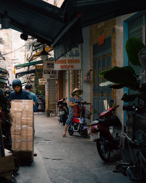 Free Vibrant Vietnamese street market capturing local life and commerce in a narrow alleyway. Stock Photo
