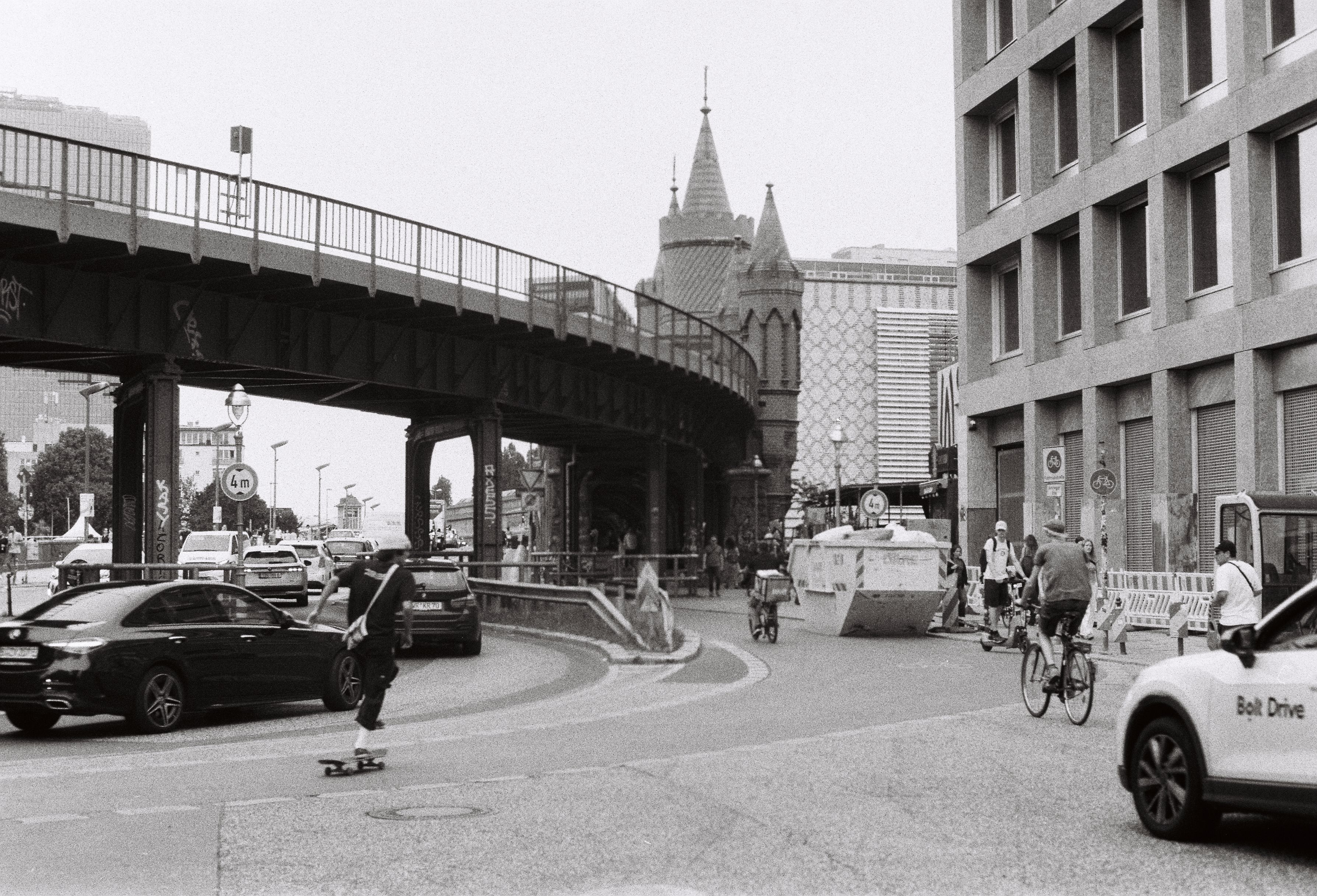 Gratis Gadeliv Nær Oberbaum Broen I Berlin Lagerfoto