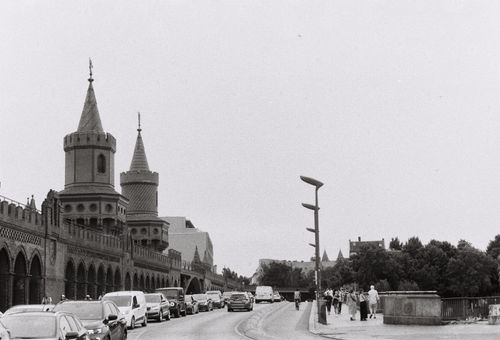 Free A dramatic black and white photo of the iconic Oberbaum Bridge in Berlin, featuring cars and pedestrians. Stock Photo