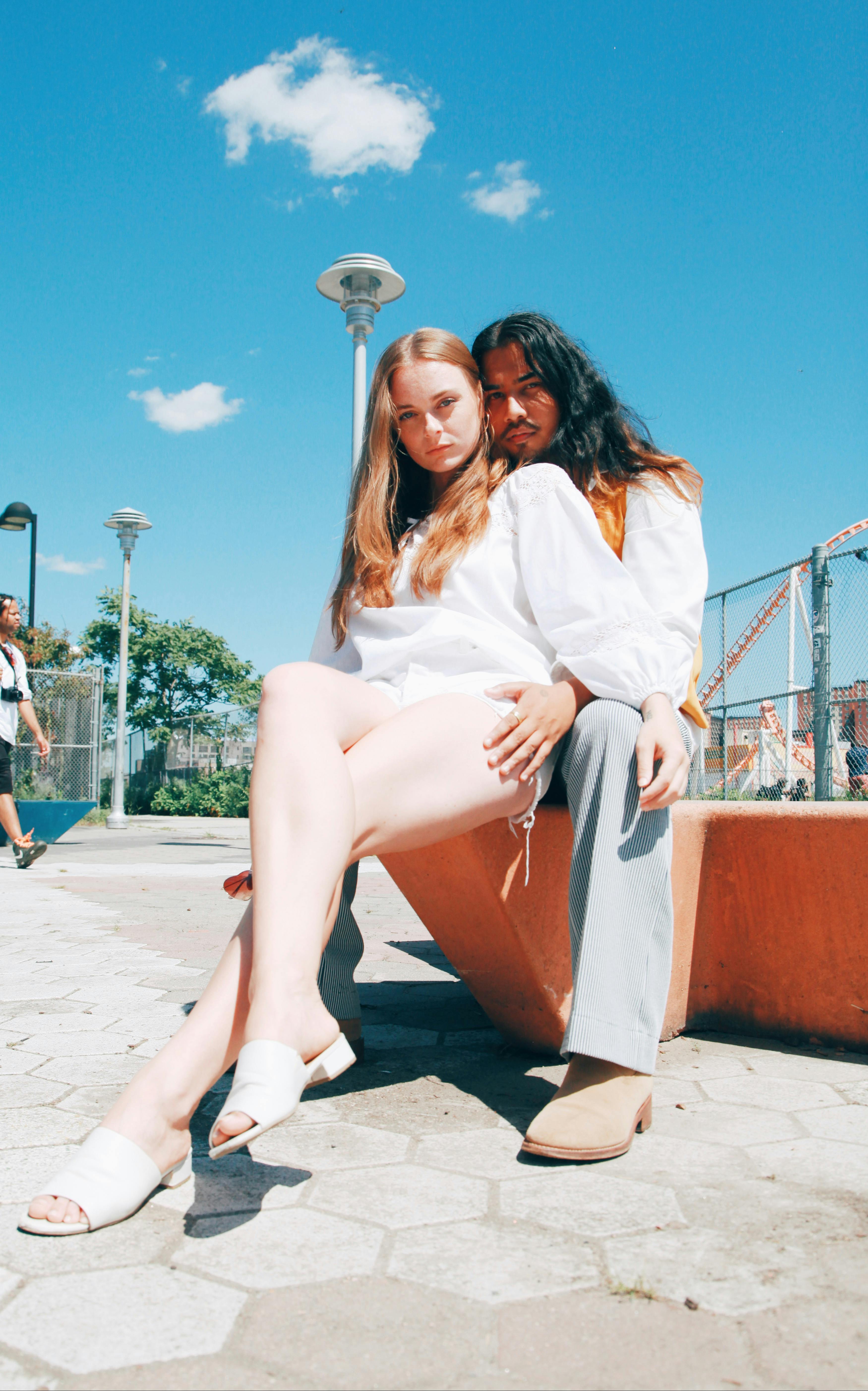 阳光明媚的公园里，一对年轻夫妇放松身心，流露出爱与团结