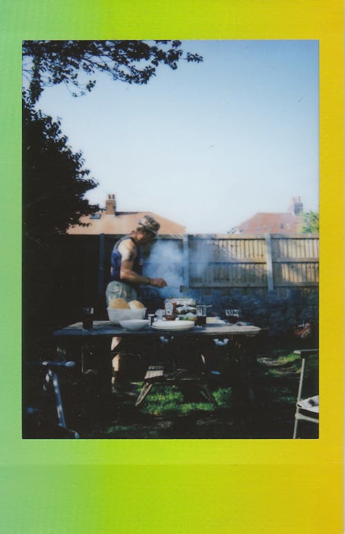 在烤架上做饭的男人