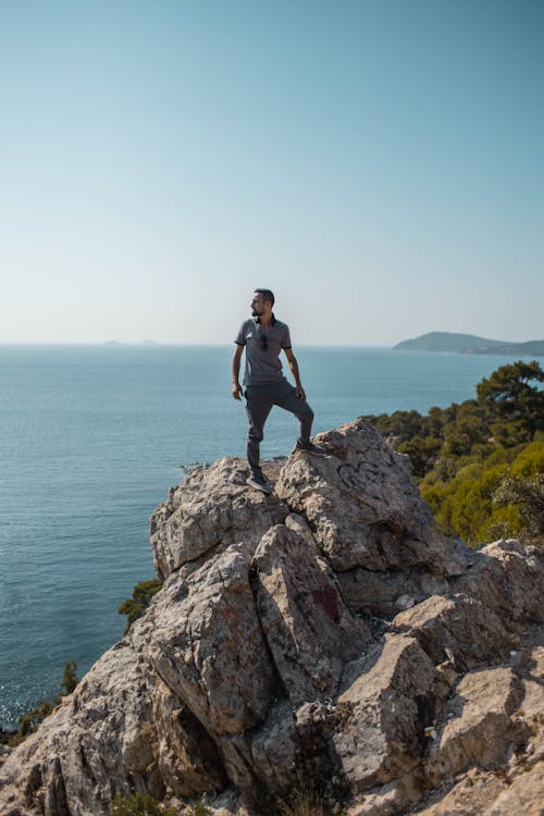 Mann, Der Auf Felsen Steht