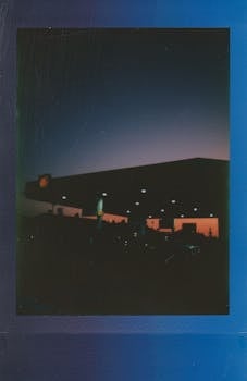 暮光天空映衬下，加油站轮廓呈现深蓝与橙色