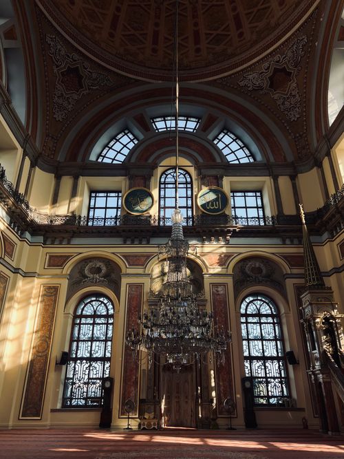 Free Beautifully detailed mosque interior featuring a grand chandelier and intricate architecture. Stock Photo